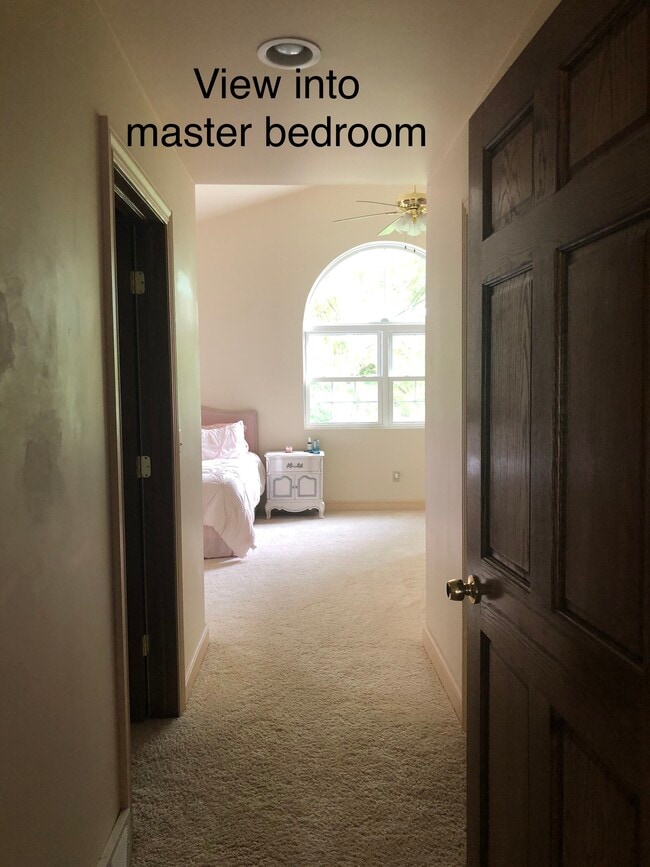 Building Photo - 2 bed / 2 bath UPSTAIRS of triplex