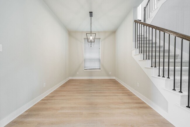 Building Photo - Stunning 4-bedroom, 3-bathroom home locate...