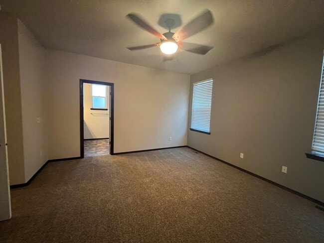 Building Photo - Move in special $400 off first months rent!
