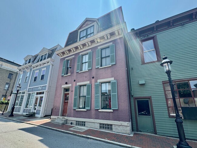 Building Photo - 953 Pavilion St