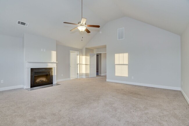 Building Photo - Large House in Grovetown!