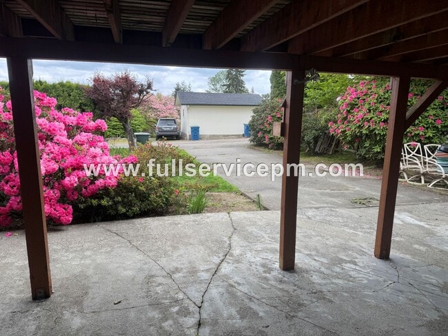 Building Photo - Lower basement studio unit in a house