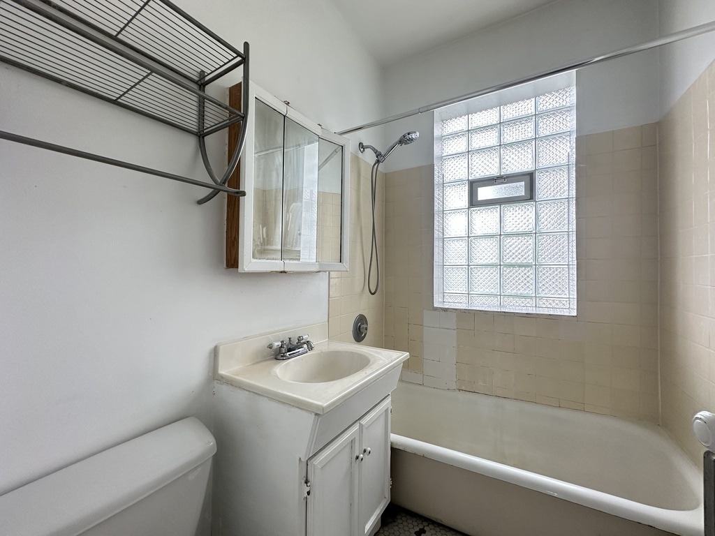 Building Photo - 2432 N Linden Pl