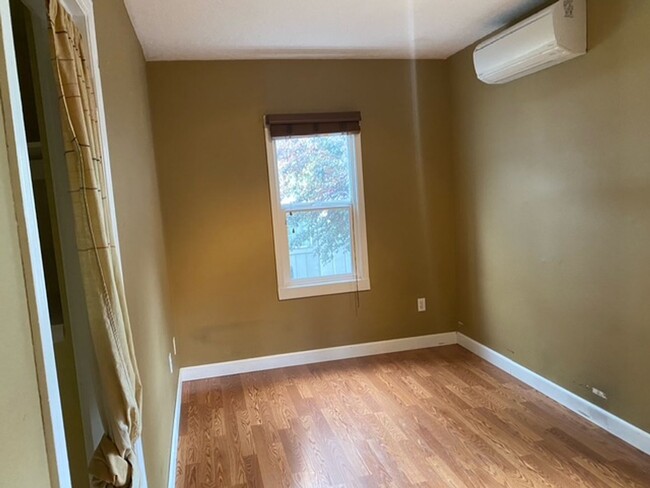 Building Photo - UNIVERSITY LIVING - Beautiful 5 Bedroom Ho...