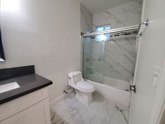 Building Photo - 4 bed 3 bath condo unit