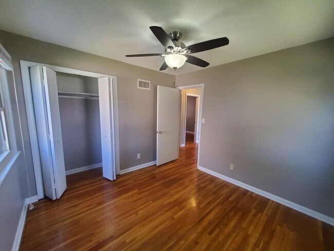 Building Photo - Single family home Recently renovated, mov...