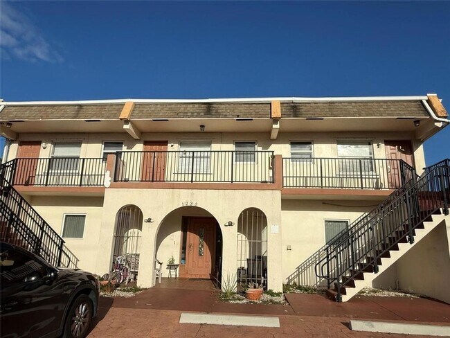 Building Photo - 1235 W River Dr