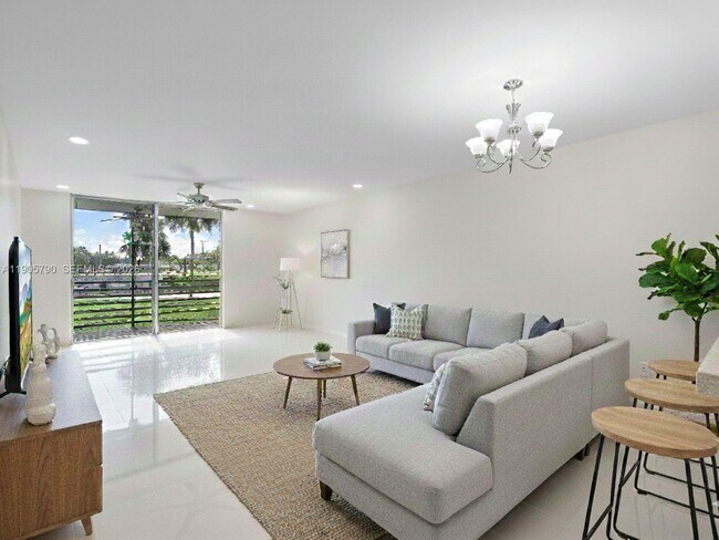 Building Photo - 2820 Somerset Dr