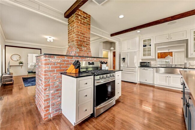 Building Photo - 801 NW C St