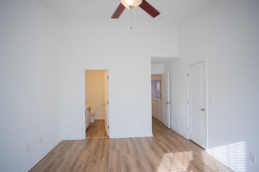 Primary Bedroom - 814 Bryant St