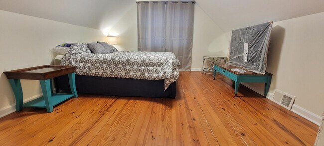 Building Photo - Walking distance to UD - Pending Applicati...