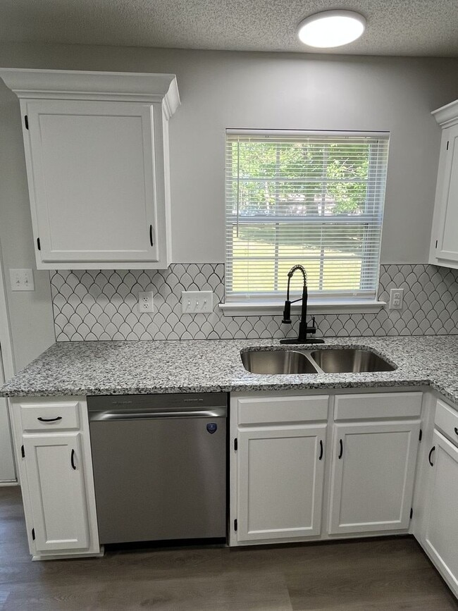 Building Photo - COMING SOON!!!  Updated 4 Bed Home in North Charlotte