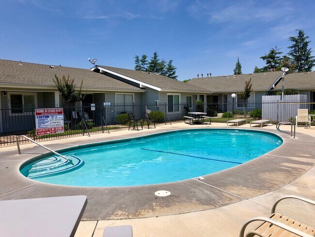 Building Photo - $1,595 Bullard & HWY 41, 2 Bedroom Condo -...