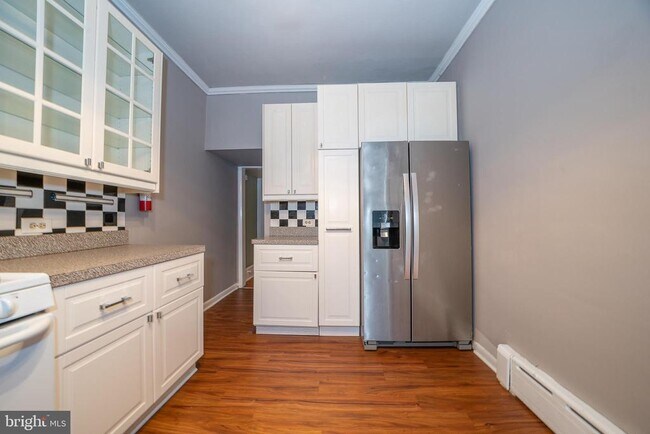 Building Photo - 709 E 20th St