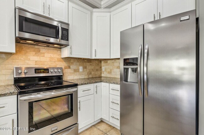 Building Photo - 137 3rd St S