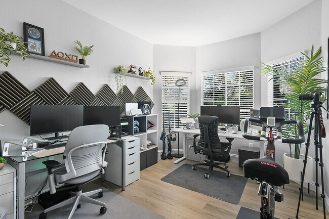 Building Photo - Remodeled River-View Corner Unit with Oversized Patio