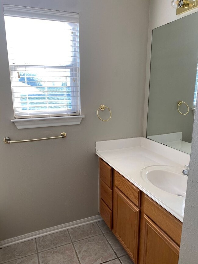 Building Photo - THREE BEDROOMS TWO BATHS, FENCED BACKYARD, ON SHUTTLE ROUTE