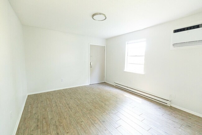 Building Photo - 405 Lily St