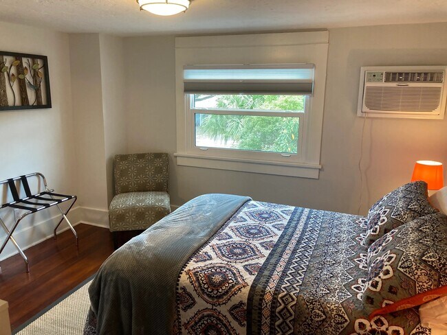 Building Photo - 2408 Hillview St