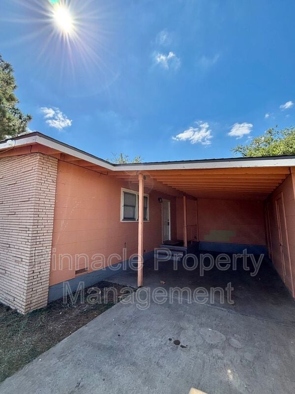 Building Photo - 1705 Hassell St