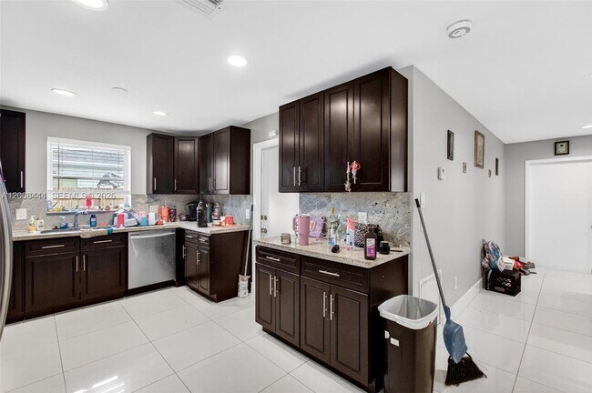 Building Photo - 10850 Eureka St