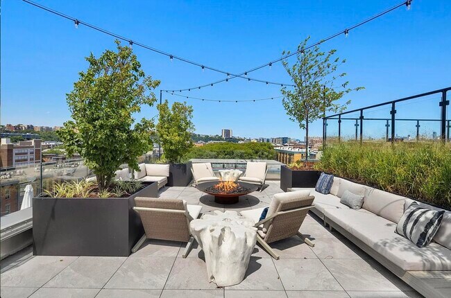 Building Photo - 720 Clinton St