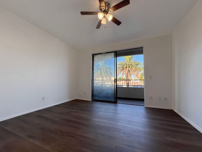 Building Photo - **555 Maine Ave #304 Long Beach** Upstairs 3 bedroom 2 bath - 2 weeks free OAC!!