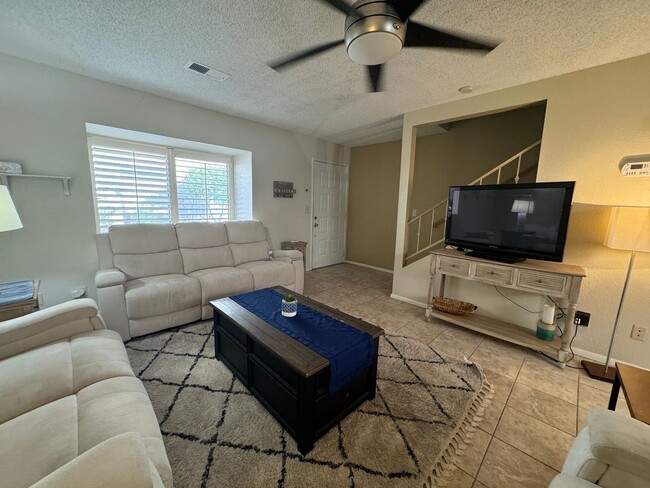 Building Photo - 2BR Furnished with Utilities & Garage, Col...