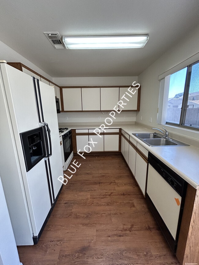 Building Photo - 2021 W Menzel Dr