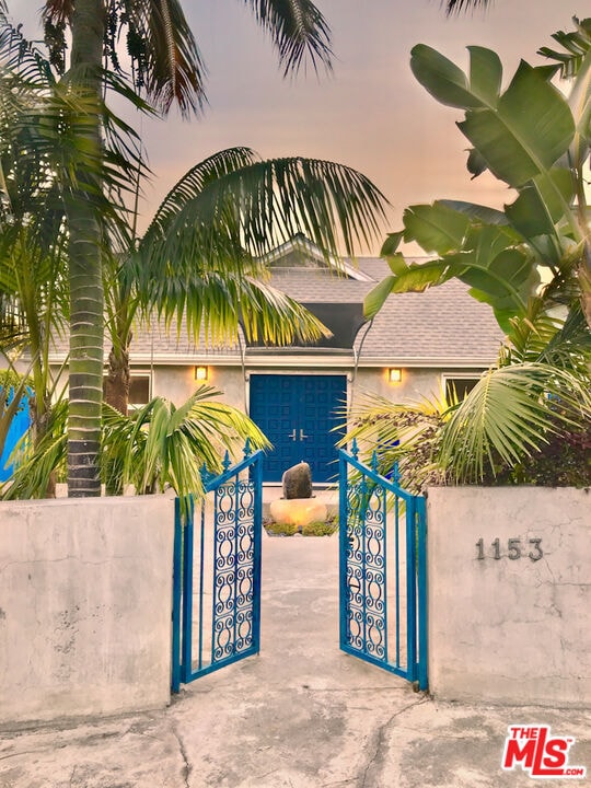 Primary Photo - 1153 N Poinsettia Pl