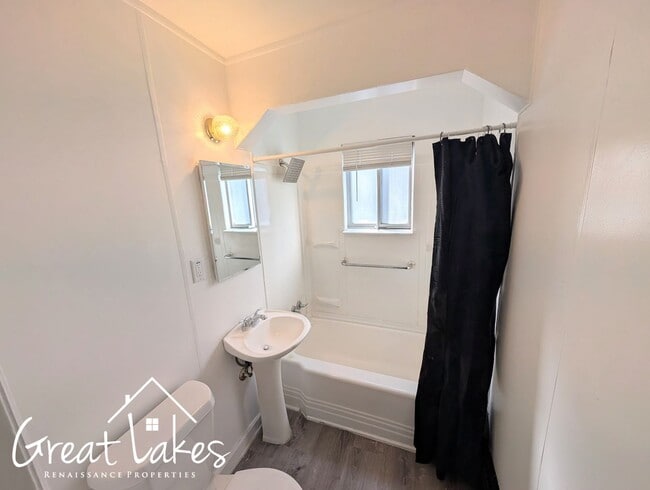 Building Photo - Lovely 3 Bedroom 1 Bathroom now available ...