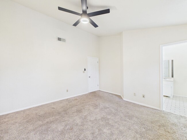 Building Photo - 3904 SW Parkridge Blvd