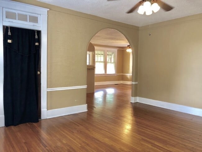 Building Photo - ROMANTIC DETAILS & a Cottage Feel! 3 Bedro...