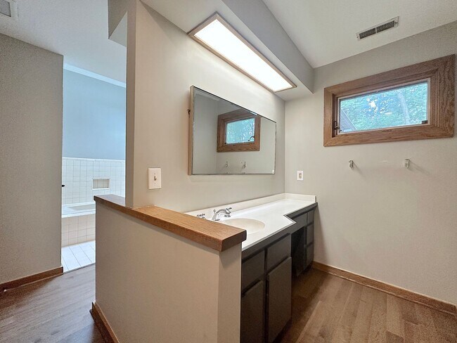 Building Photo - This Home is a Hole in One!