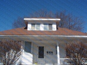 Building Photo - 2 Bedroom Top Level Apartment - ALL UTILIT...