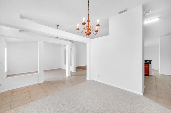 Building Photo - 446 SW S Quick Cir