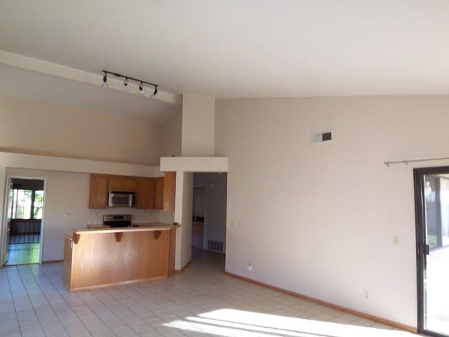 Building Photo - Charming 3Br/2Ba Single Story House W/3 Ca...