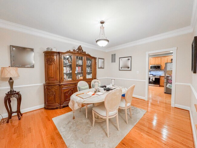 Building Photo - Lavish 4 Bed 3.5 Bath Home With Sunroom & Large Recreation Room In Desired South Riding