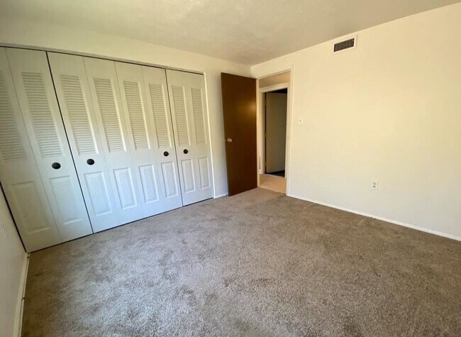 Building Photo - "Charming 2-Bed Condo Retreat with Modern Comfort in Imperial, PA!"