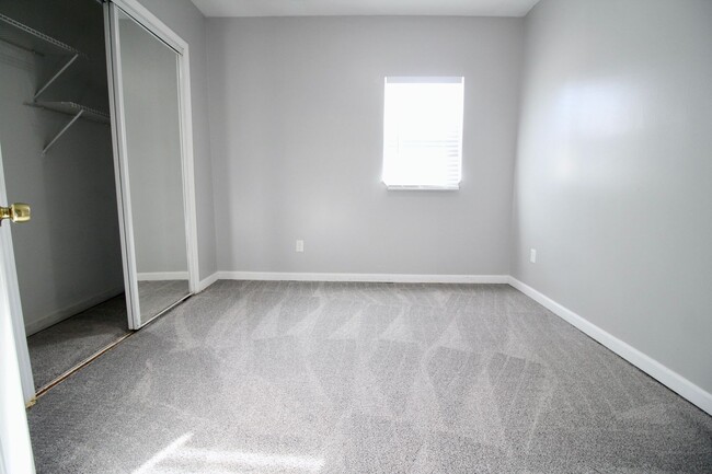 Building Photo - 3 bedroom 1 bathroom ranch with fenced bac...