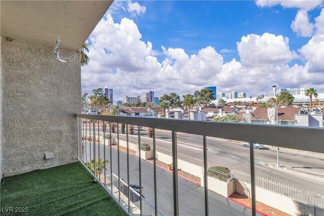 Building Photo - 725 N Royal Crest Cir