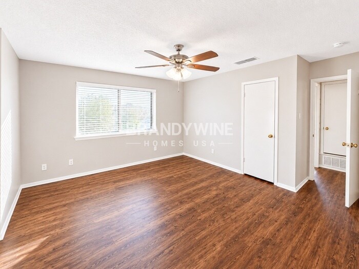Building Photo - 3025 Jamestown Dr