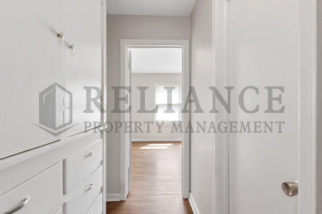 Building Photo - 709 S Pinecrest St