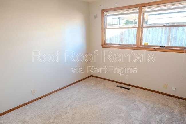 Building Photo - 815 Maywood Ln