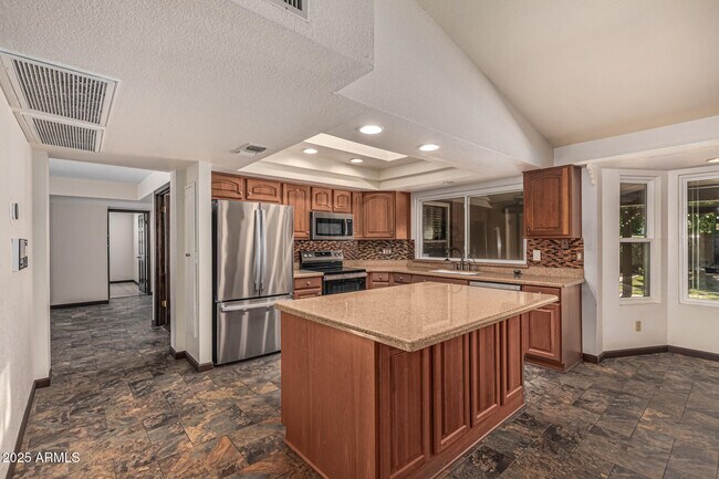 Building Photo - 5109 E Kathleen Rd