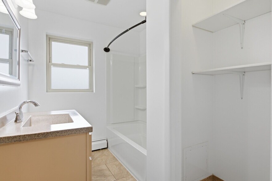 Building Photo - 2726 N Nordica Ave
