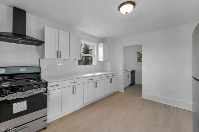 Building Photo - 2049 W 85th St