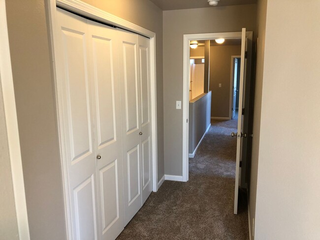Building Photo - Newer 4 bed 2.5 bath duplex