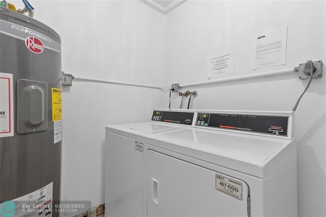 Building Photo - 2881 NE 33rd Ct