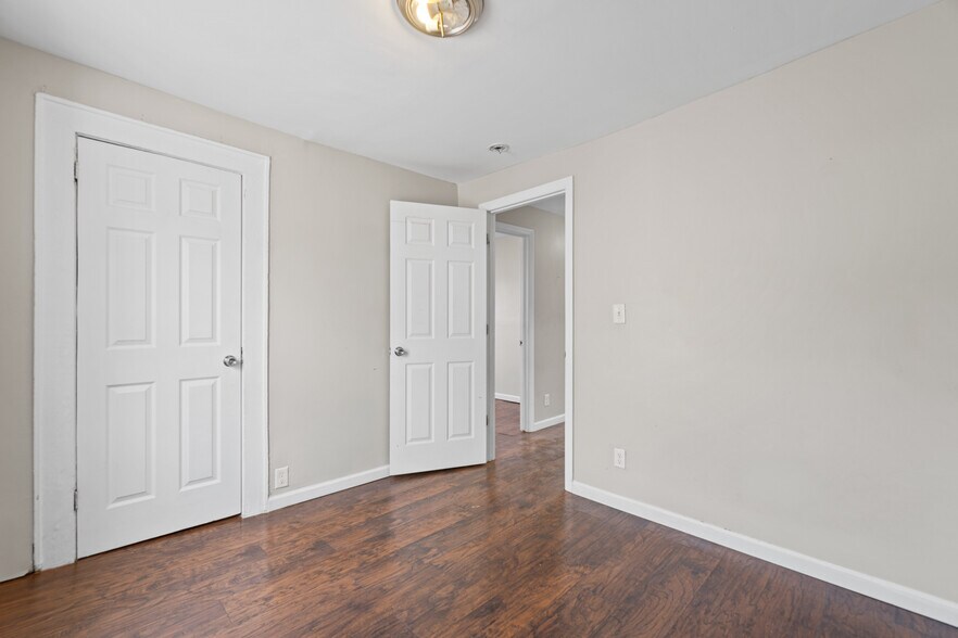 Building Photo - 170 Mapes Ave